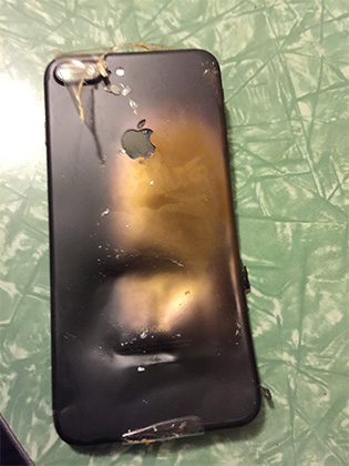 iPhone 7 розірвало на частини під час доставки - фото 3