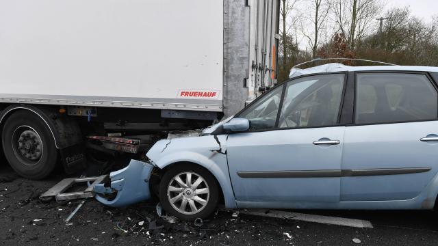 Масштабне ДТП у Франції: Зіткнулося 50 автомобілів, є загиблі та поранені - фото 3