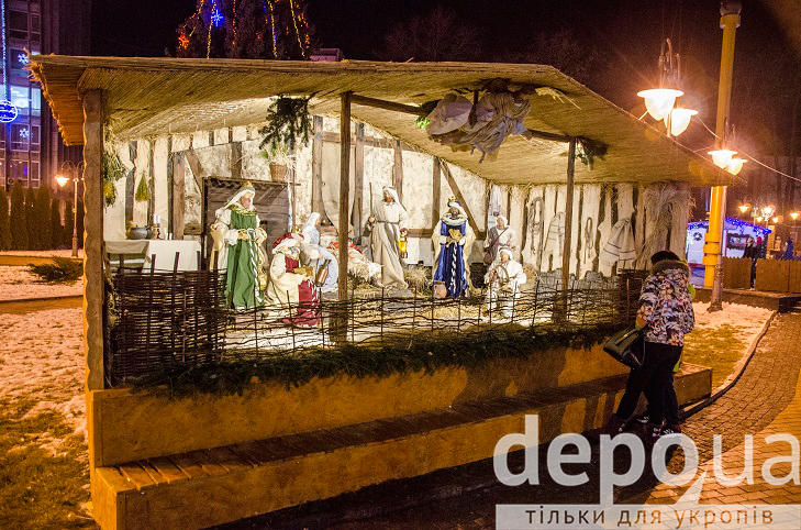 На майдані Незалежності вперше встановили різдвяний вертеп - фото 1
