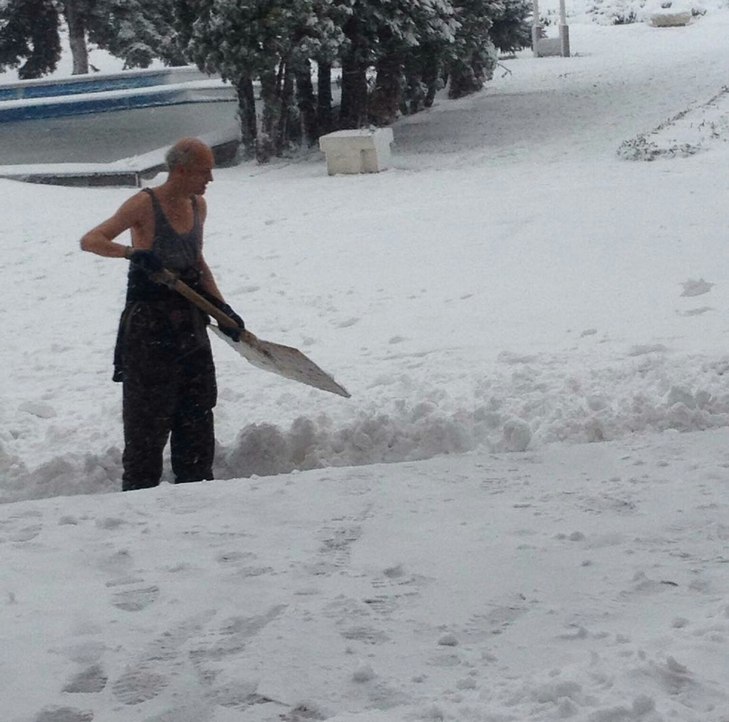 У Чернівцях чоловік у майці прибирає сніг у майці в центрі міста (ФОТО) - фото 1