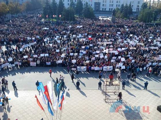 Плотницький вигнав луганчан ан "багатотисячний" мітинг (ФОТО) - фото 1