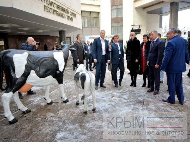 Як "Гоблін" біля кримського парламенту "корів пас" - фото 1