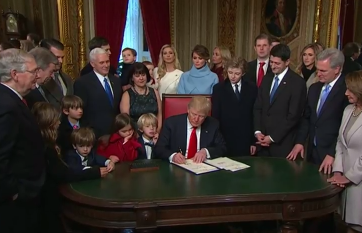 Трамп почав підписувати укази: Новий президент формує свій уряд - фото 2