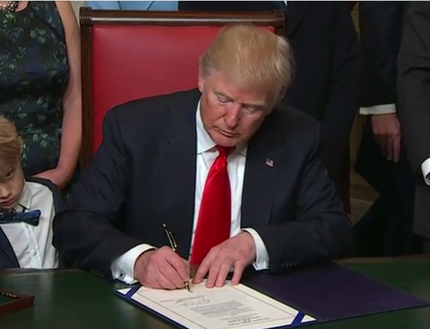 Трамп почав підписувати укази: Новий президент формує свій уряд - фото 1
