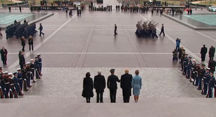 Трамп прийняв військовий парад і залишив Капітолій - фото 1