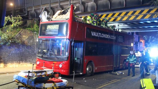 У Лондоні у ДТП потрапив двоповерховий автобус, є постраждалі (ФОТО) - фото 1