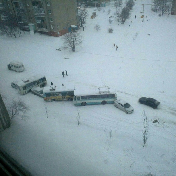 В окупованій Горлівці на засніженій дорозі зіткнулися три автобуса і легкові авто (ФОТО) - фото 1