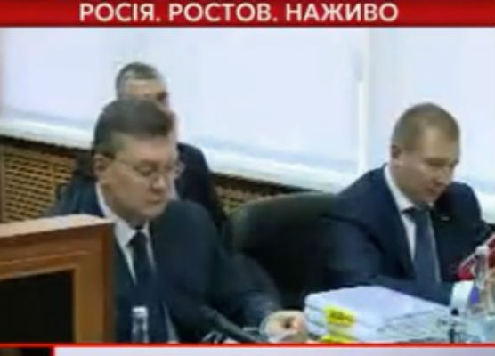 Янукович показався на камеру в окулярах і з ручкою - фото 1