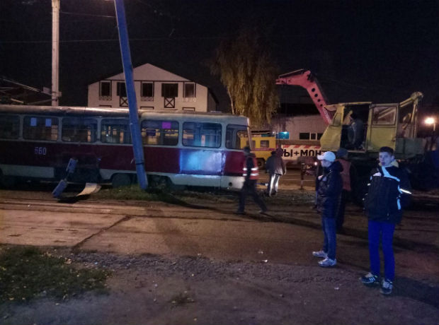У Харкові трамвай злетів з рейок та пошкодив електроопору - фото 1