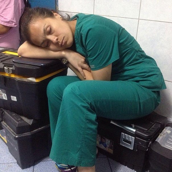 Як лікарі з усього світу сплять на робочому місці - фото 1