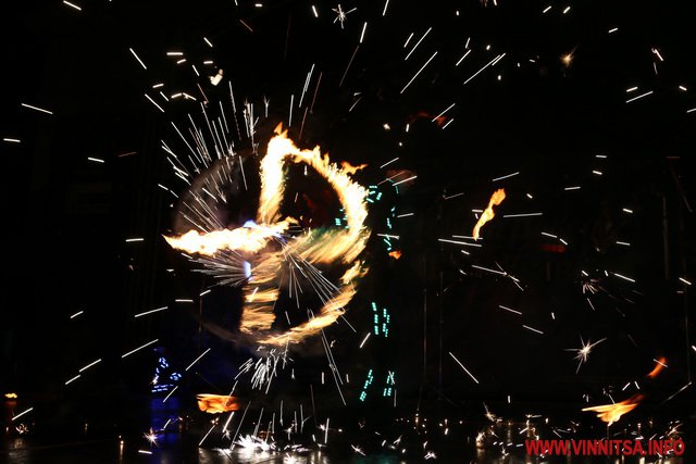 Головна ялинка Вінниці погасла після вогняного шоу (фото, відео) - фото 7