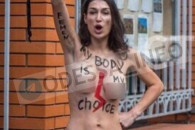 В Одессе активистка Femen обнажилась пер…