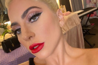 Леди Гага с неудачным макияжем показала…
