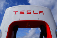 Против Tesla подали две жалобы из-за сек…