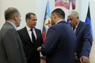 Путін послав Медведєва на Донбас на зуст…