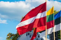 Страны Балтии призывают помочь с трибуна…
