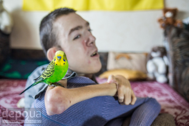 Антон Дубішин з папугою