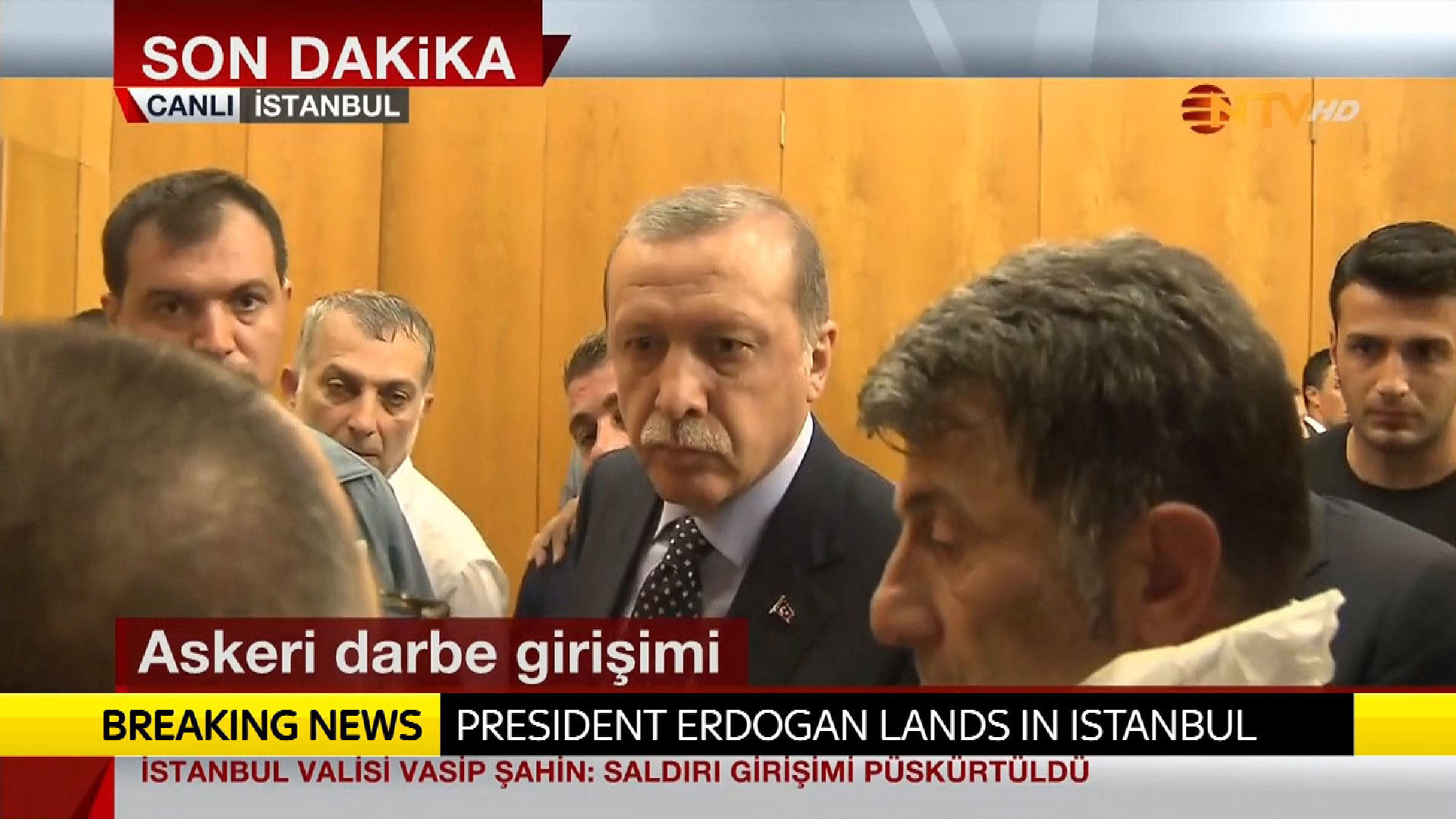 Ердоган вийшов до людей в аеропорту Стамбула - фото 1