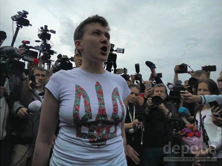 Савченко вийшла з літака до журналістів босоніж  - фото 1