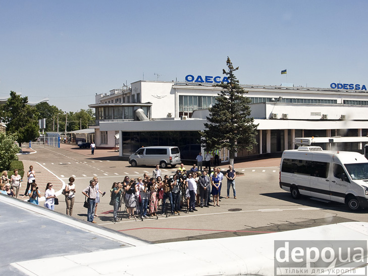 Саакашвілі, торт і повітряні кульки: Як запускали новий авіарейс на Одесу - фото 5