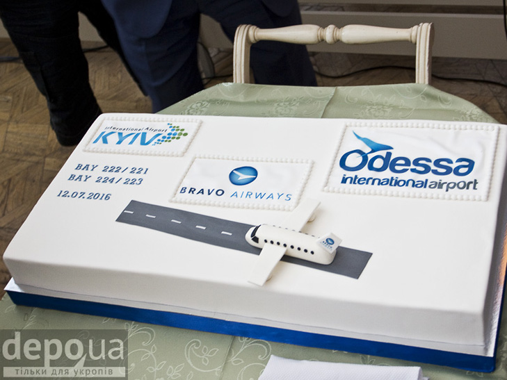 Саакашвілі, торт і повітряні кульки: Як запускали новий авіарейс на Одесу - фото 9