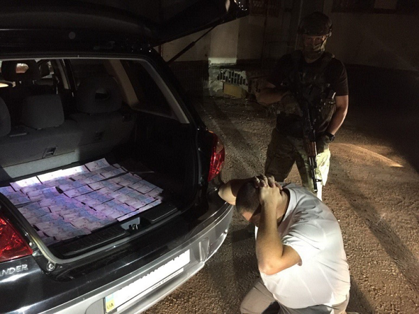 Затримані в Харкові хабарники-податківці забили грошима багажник авто   - фото 1