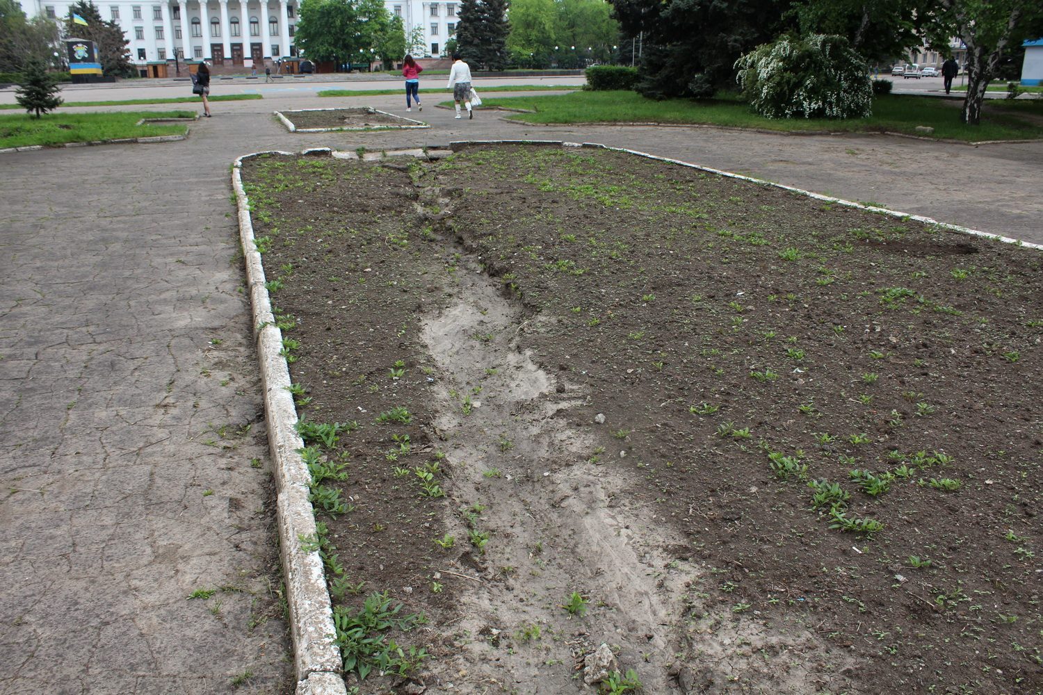 У центрі Краматорська почав з’являтися справжній яр (ФОТО) - фото 1