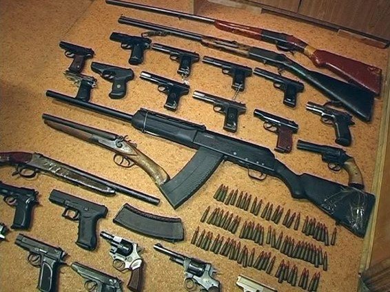 Запорожці несуть в поліцію рушниці, револьвери, гранати і міни  - фото 3