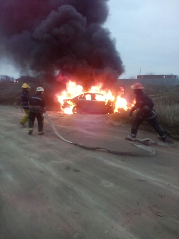 У Мелітополі невідомі розстріляли автомобіль БМВ - фото 1
