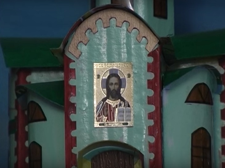Пляшки. коробки, храми. Як 91-річний дідусь роздає віру у перемогу - фото 8