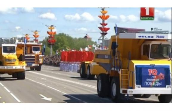 Лукашенко похизувався тракторами на параді у Мінську (ФОТО) - фото 1