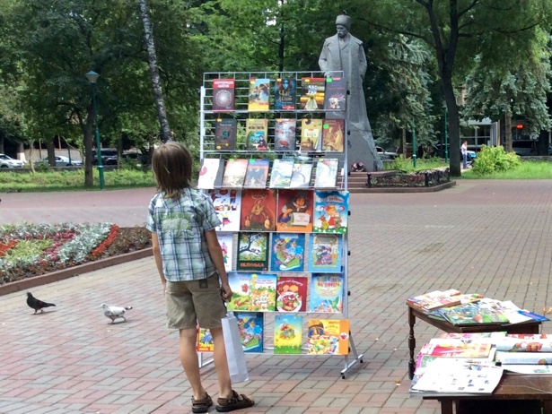 У Хмельницькому в сквері ім. Шевченка все літо працює бібліотека під відкритим небом - фото 4