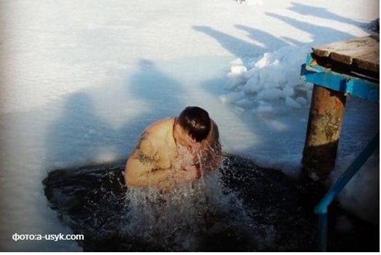 Як Усик та Ломаченко купалися у крижаній воді на Водохреща  - фото 1