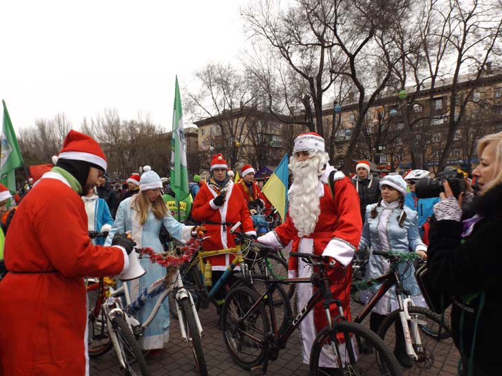 Діди Морози та Снігурки на велосипедах проїхалися Запоріжжям - фото 11