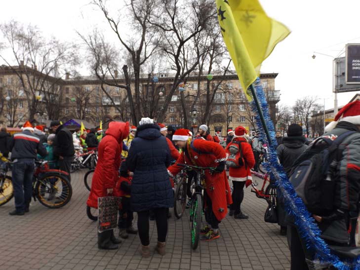 Діди Морози та Снігурки на велосипедах проїхалися Запоріжжям - фото 14