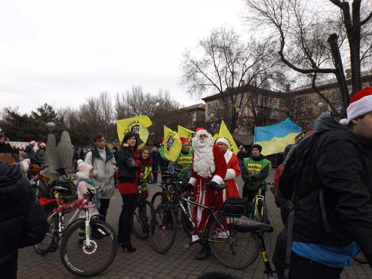 Діди Морози та Снігурки на велосипедах проїхалися Запоріжжям - фото 15