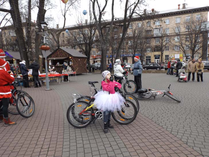 Діди Морози та Снігурки на велосипедах проїхалися Запоріжжям - фото 16
