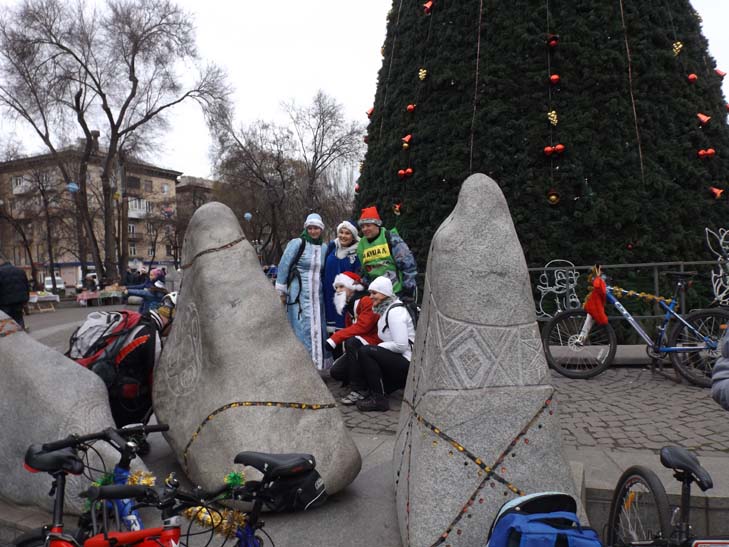 Діди Морози та Снігурки на велосипедах проїхалися Запоріжжям - фото 17