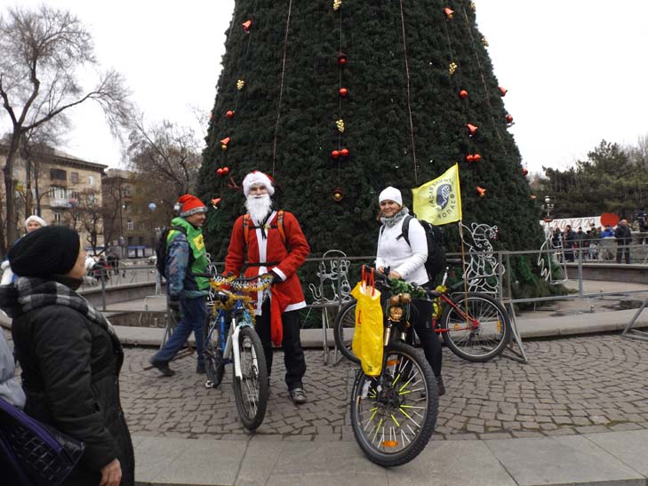 Діди Морози та Снігурки на велосипедах проїхалися Запоріжжям - фото 19
