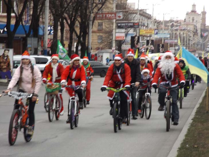Діди Морози та Снігурки на велосипедах проїхалися Запоріжжям - фото 2