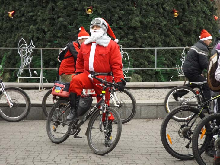 Діди Морози та Снігурки на велосипедах проїхалися Запоріжжям - фото 20