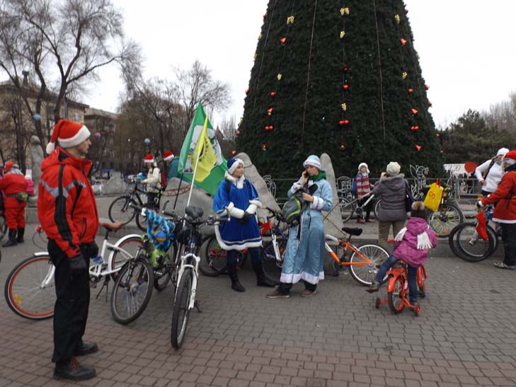 Діди Морози та Снігурки на велосипедах проїхалися Запоріжжям - фото 21