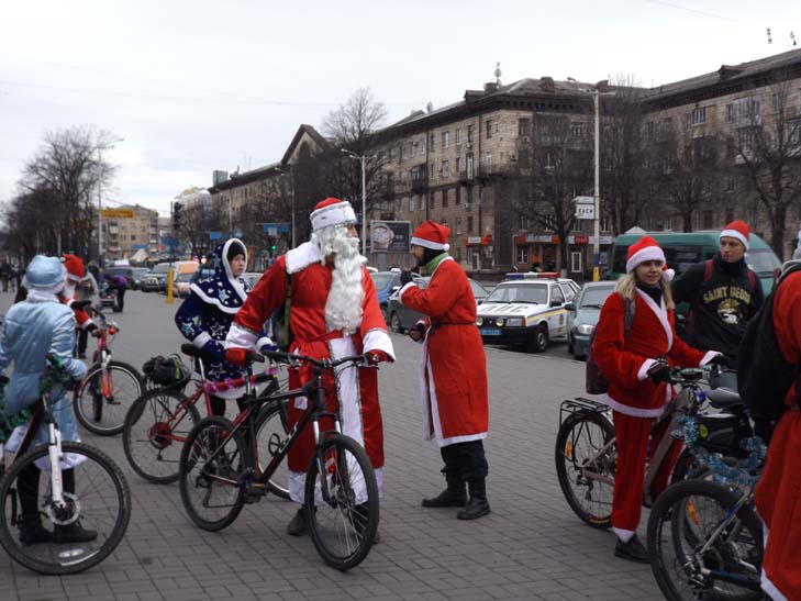 Діди Морози та Снігурки на велосипедах проїхалися Запоріжжям - фото 24