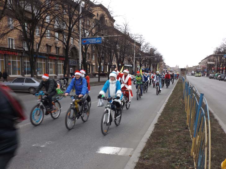 Діди Морози та Снігурки на велосипедах проїхалися Запоріжжям - фото 3