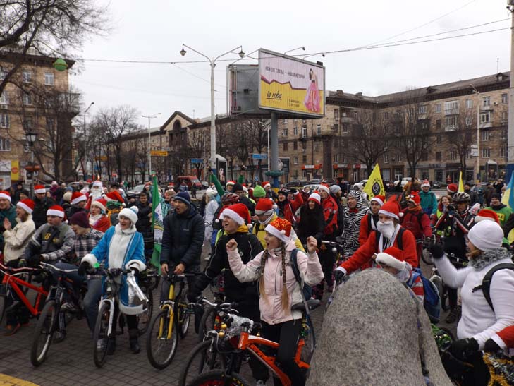 Діди Морози та Снігурки на велосипедах проїхалися Запоріжжям - фото 4