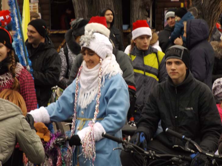 Діди Морози та Снігурки на велосипедах проїхалися Запоріжжям - фото 5