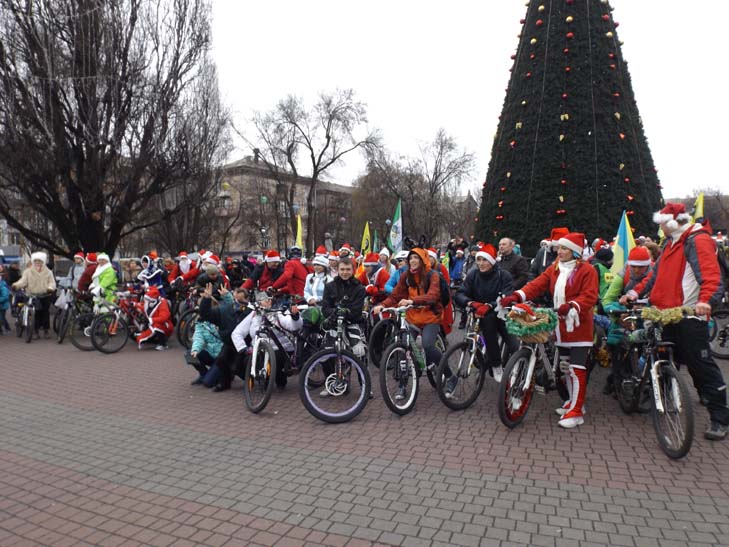 Діди Морози та Снігурки на велосипедах проїхалися Запоріжжям - фото 8