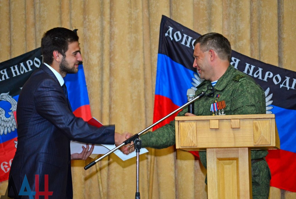 Захарченко роздав випускникам віджатого медвузу російські "дипломи" (ФОТО) - фото 2
