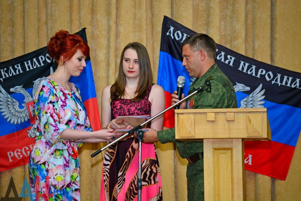 Захарченко роздав випускникам віджатого медвузу російські "дипломи" (ФОТО) - фото 1