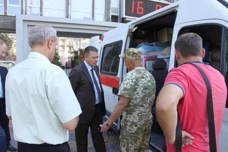 Вінничани відправили бійцям АТО "швидку допомогу" - фото 3